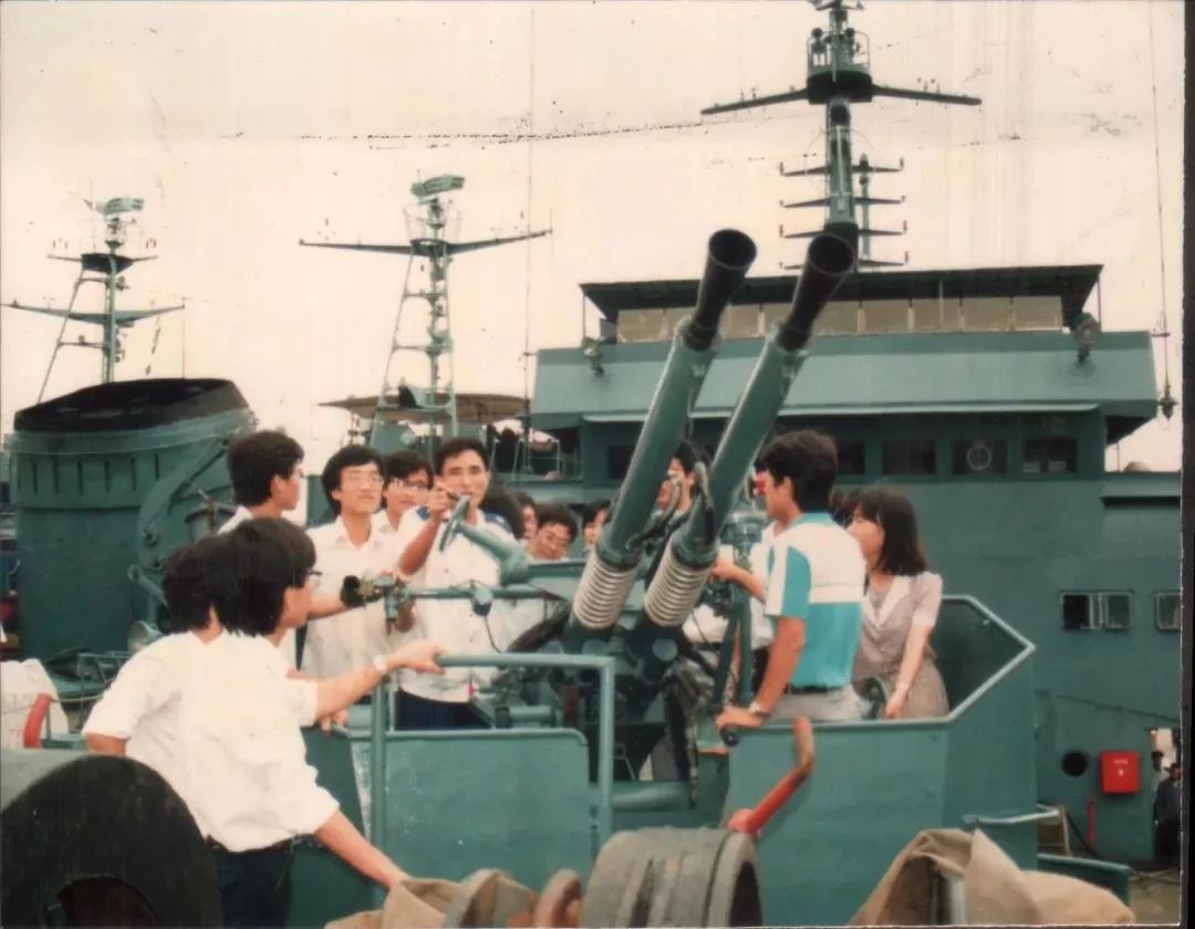 我院学生与仑头38204部队官兵联欢活动图为学生们参观海军舰艇(1987年